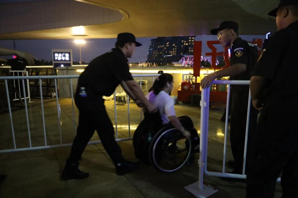 C:/Users/Administrator/Desktop/臺風(fēng)“貝碧嘉”來襲，南京保安積極應(yīng)對，“守”護(hù)萬家團(tuán)圓！/13.jpg13