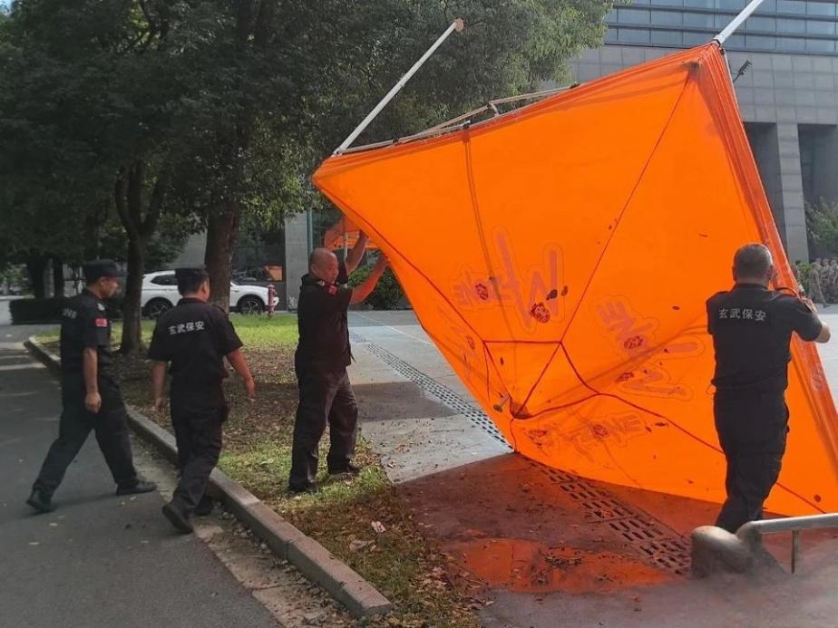 C:/Users/Administrator/Desktop/臺風(fēng)“貝碧嘉”來襲，南京保安積極應(yīng)對，“守”護(hù)萬家團(tuán)圓！/3.jpg3