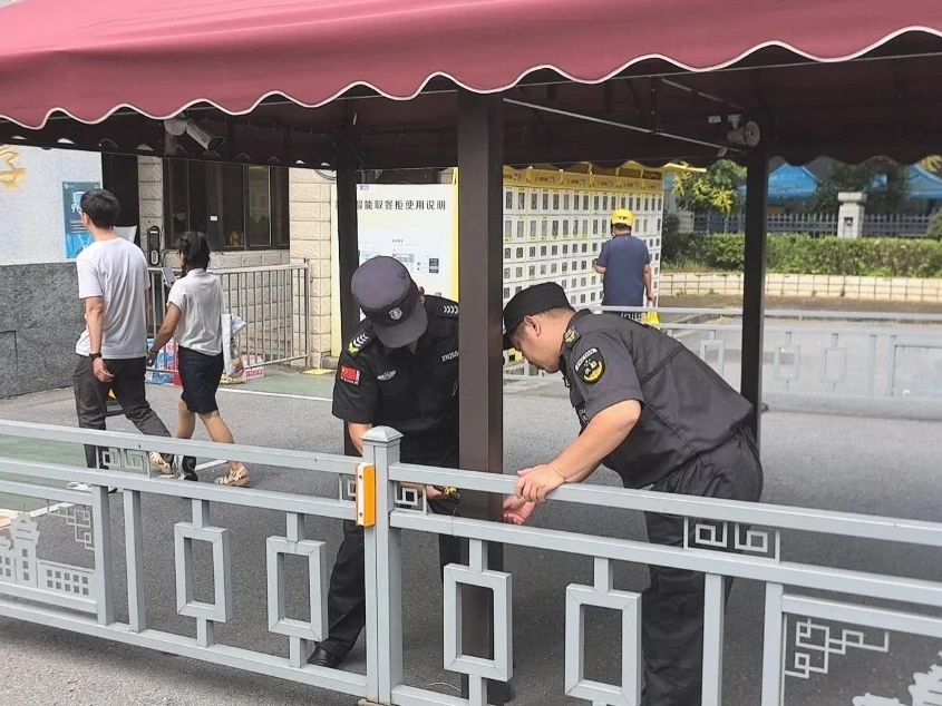 C:/Users/Administrator/Desktop/臺風(fēng)“貝碧嘉”來襲，南京保安積極應(yīng)對，“守”護(hù)萬家團(tuán)圓！/4.jpg4