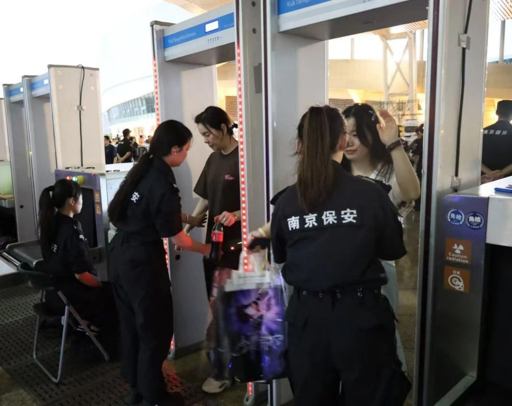 C:/Users/Administrator/Desktop/“安保鐵軍、硬核保障”2024系列報道四十二——南京市保安服務(wù)有限公司成功護航張碧晨「今兒個開心」十周年巡回演唱會南京站安保任務(wù)/2.jpg2