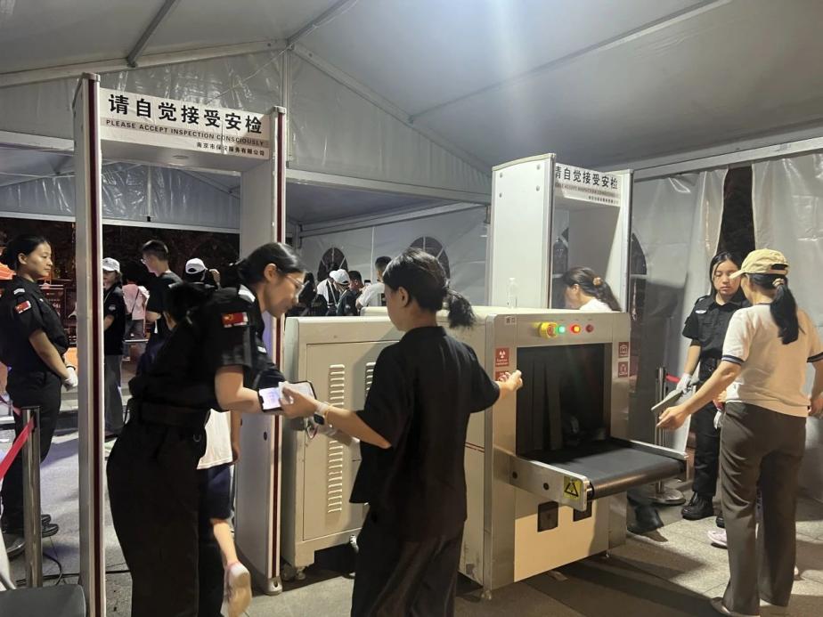 C:/Users/Administrator/Desktop/臺風(fēng)“貝碧嘉”來襲，南京保安積極應(yīng)對，“守”護(hù)萬家團(tuán)圓！/9.jpg9