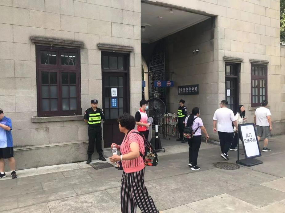 C:/Users/Administrator/Desktop/臺風(fēng)“貝碧嘉”來襲，南京保安積極應(yīng)對，“守”護(hù)萬家團(tuán)圓！/8.jpg8