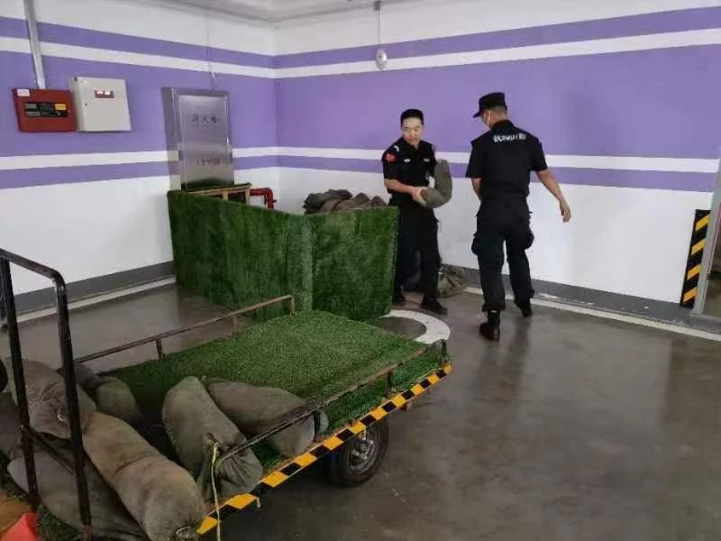 C:/Users/Administrator/Desktop/臺風(fēng)“貝碧嘉”來襲，南京保安積極應(yīng)對，“守”護(hù)萬家團(tuán)圓！/5.jpg5