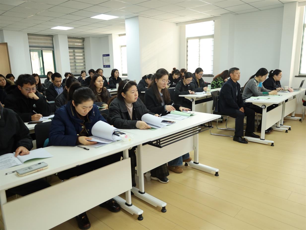 E:/25.12.10后 上傳網(wǎng)站留存/學(xué)新規(guī)強(qiáng)技能 防風(fēng)險(xiǎn)促合規(guī)——南京市保安服務(wù)有限公司舉辦新增值稅法專(zhuān)題培訓(xùn)/照片/IMG_9380_副本.jpgIMG_9380_副本